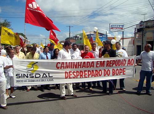 Representantes de vários sindicatos protestam contra ação do Bope no Detran