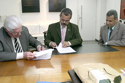 Presidente do TJ, José Fernandes assina doação dos computadores