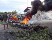 Manifestantes queimaram pneus, paus e galhos de árvores