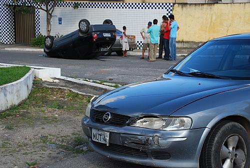 Celta capota após colidir com Vectra na Rua Coronel Lima Rocha