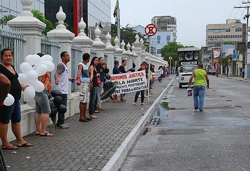 Familiares e amigos de vítimas da violência protestaram em Maceió
