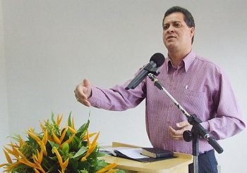 Pastor Lon inova na pregação e transmite o recado de Deus em inglês