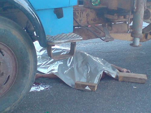 Corpo da vítima ficou debaixo do caminhão