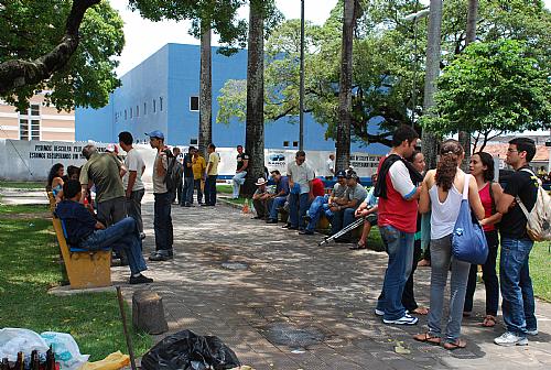 Manifestantes se concentram na Praça Dom Pedro II