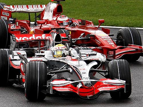 Lewis Hamilton ultrapassa Kimi Raikkonen e assume a liderança a duas voltas do fim do GP da Bélgica