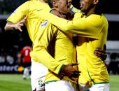 Lúcio, Luís Fabiano e Ronaldinho Gaúcho comemoram gol brasileiro