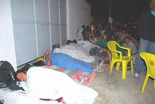 Muita gente está dormindo nas calçadas