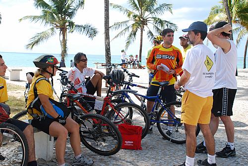 Bicicletada reúne, periodicamente, ciclistas em Maceió