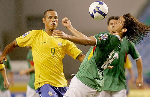 Luís Fabiano não conseguiu vencer a defesa boliviana