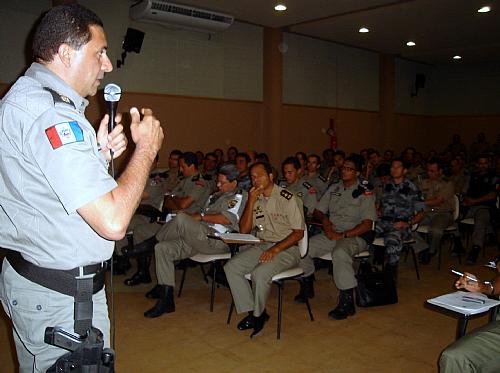 Coronel Dário Cesar, do CPC, instrui oficiais sobre esquema para eleições