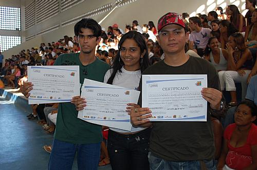 Jovens receberam certificados de conclusão de curso