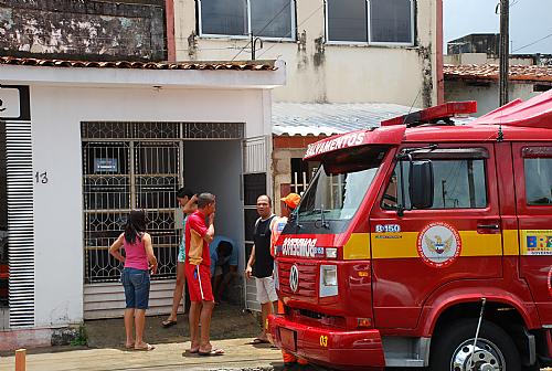 Corpo de Bombeiros foi acionado para debelar fogo no quarto de uma casa no bairro do Pinheiro