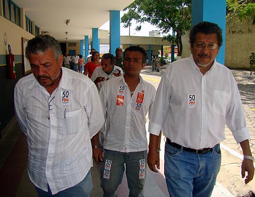Mário Agra chegou acompanhado de candidatos para votar no Cefet