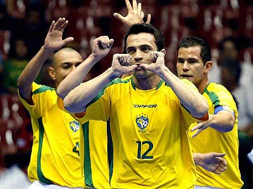 Falcão festeja o segundo de seus seis gols na partida contra as Ilhas Salomão
