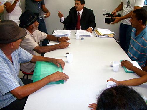 Presidente da CDH, Gilberto Irineu recebe comissão de sem-terra