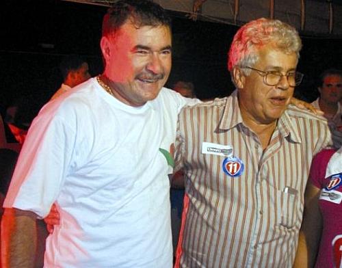 Almeida, acompanhado do ex-deputado Thomaz Nonô, durante a festa da vitória