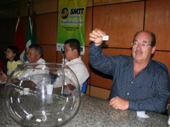 Superintendente da SMTT, Severinó Lúcio, conduziu o sorteio