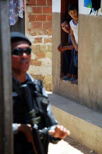 Presença de policiais desperta o interesse dos moradores da favela