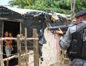 Moradores de barracos acompanham operação da polícia na Favela de Lona