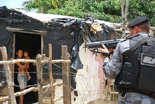 Moradores de barracos acompanham operação da polícia na Favela de Lona