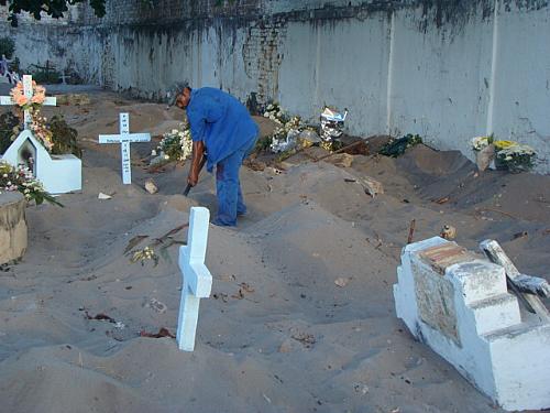 Chacina do Bom Parto: filhos e mãe são enterrados