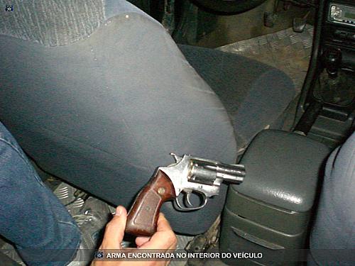 Arma enconrada dentro do veículo