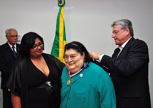 Governador Teotonio entrega medalha a cantora argentina