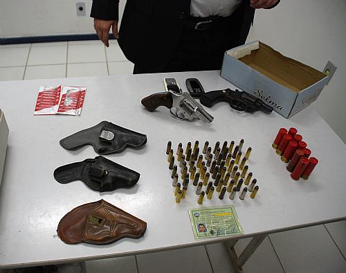 Armas e munição encontradas na propriedade de Célio Barateiro