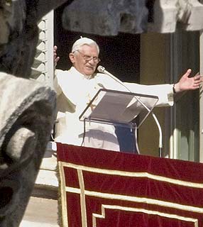 O papa Bento XVI reza o Angelus da sua janela