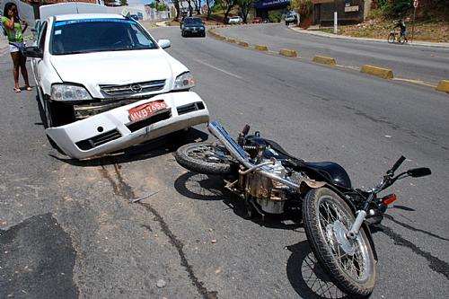 Acidente deixa motoboy ferido na avenida Afrânio Lages
