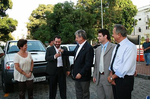 Governador entrega veículos à Secretaria de Saúde