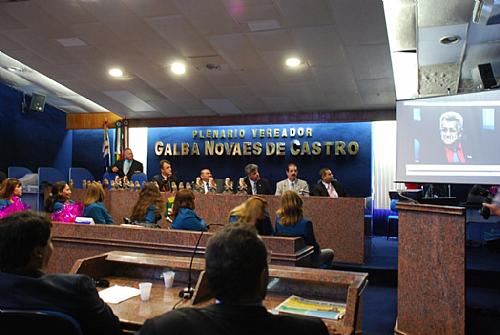 Com o orçamento para 2009 já aprovado, vereadores encerraram a sessão em clima de homenagens