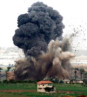Explosão é causada por ataque aéreo israelense na Faixa de Gaza