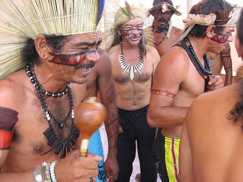 Índios em ritual de protesto