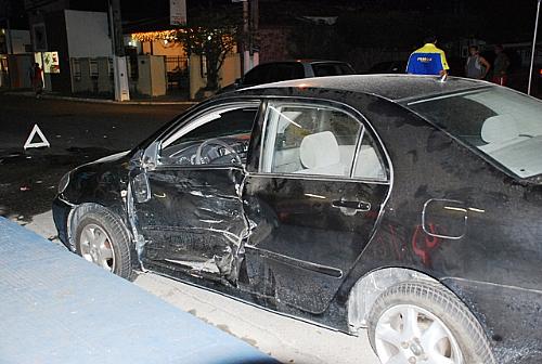 Corola foi atingido pelo Fiat na principal avenida do Santo Eduardo