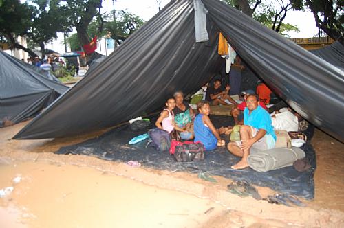 Famílias enfrentam dificuldade de acampar no meio da lama