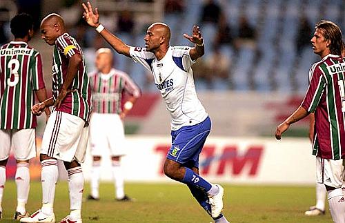 Nunes comemora gol do Santo André, mas não foi dele. Wellington Monteiro desviou cruzamento e fez um gol contra