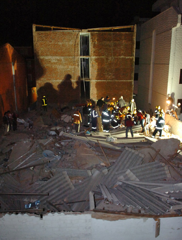 Bombeiros procuram vítimas nos escombros de prédio que desabou, em Capão da Canoa