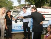 Prefeito Toninho Lins entrega ambulância na Utinga Leão