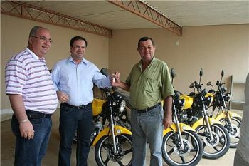 Motos foram entregues pelo prefeito Luciano Barbosa