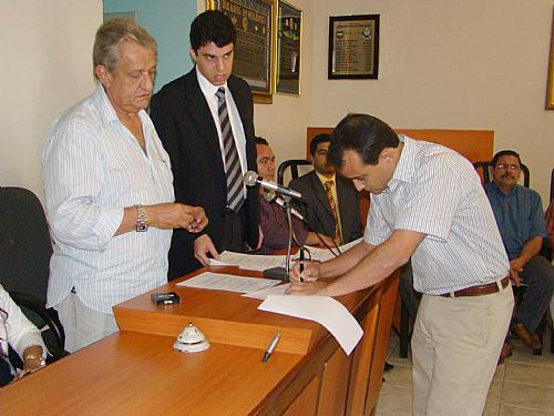 Novos servidores assinaram o livro de posse, observados pelo prefeito Maurício Tenório