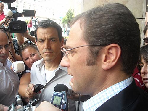 Dino Altmann, à esquerda, e Stefano Domenicali respondem as perguntas dos jornalistas