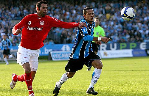 Souza fez boa partida, marcou um gol e ajudou o Grêmio a vencer o clássico do centenário