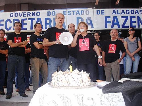 Fiscais de tributos em greve há 30 dias reivindicam reajuste salarial