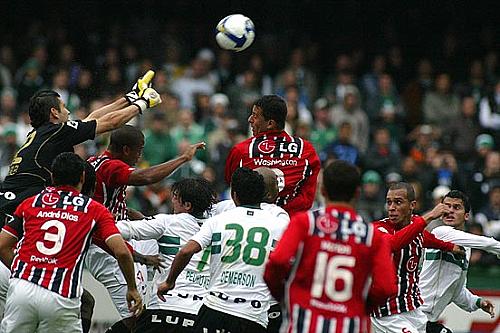 São Paulo pouco ameaçou a meta do goleiro Vanderlei no confronto