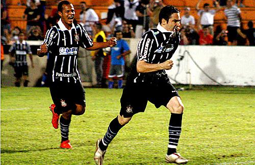 Chicão comemora gol de pênalti, que deu empate ao Corinthians diante do Santo André