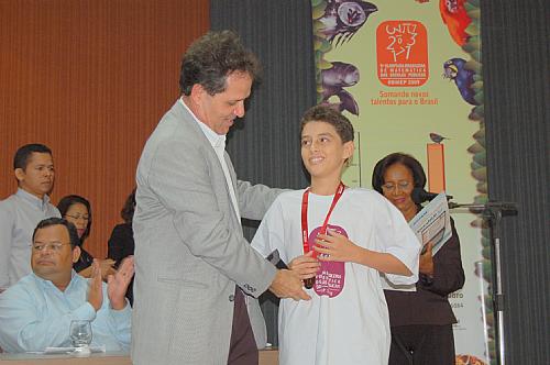 Secretário Ricardo Valença premia aluno da rede municipal de ensino