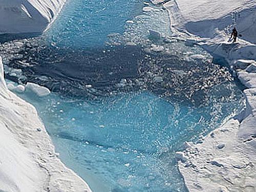 Redemoinho no interior do glacial Petermann; ONG alerta sobre degelo em excesso na Groenlândia