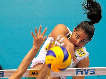 Natália ataca contra a China. Jovem ponteira foi a melhor jogadora do Brasil na partida desta quinta-feira