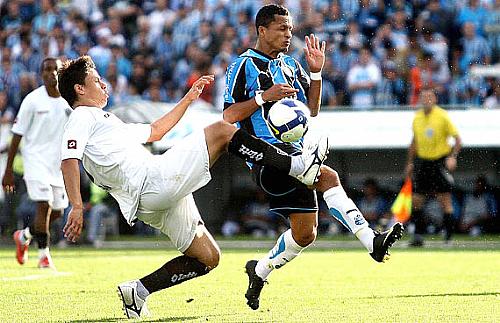 Com grande exibição, Souza ajuda Grêmio a manter retrospecto arrasador em casa